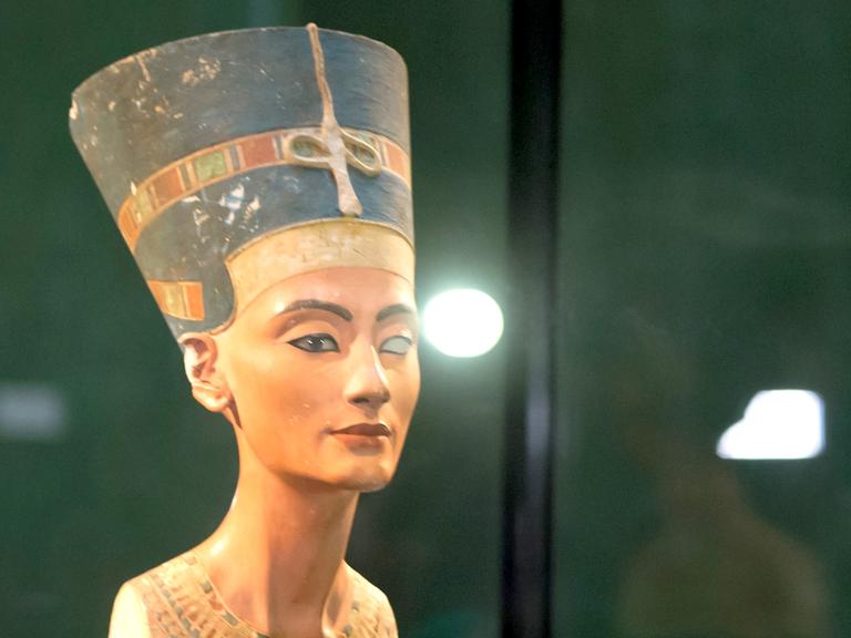 Büste der ägyptischen Königin Nofretete, die ca. 3000 Jahre alt ist, im Neuen Museum in Berlin