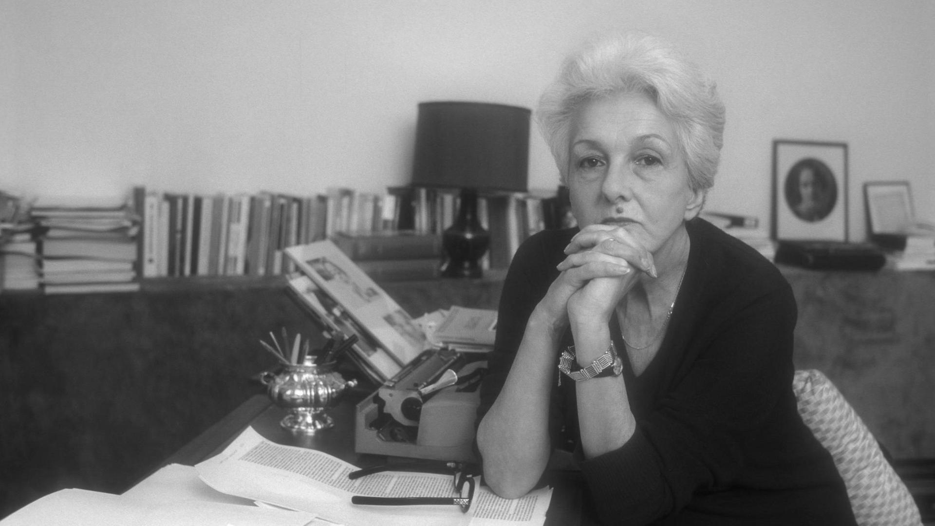 Die italienische Intellektuelle und Publizistin Rossana Rossanda in ihrer Wohnung in Rom (das geschätzte Aufnahmedatum ist 1987)