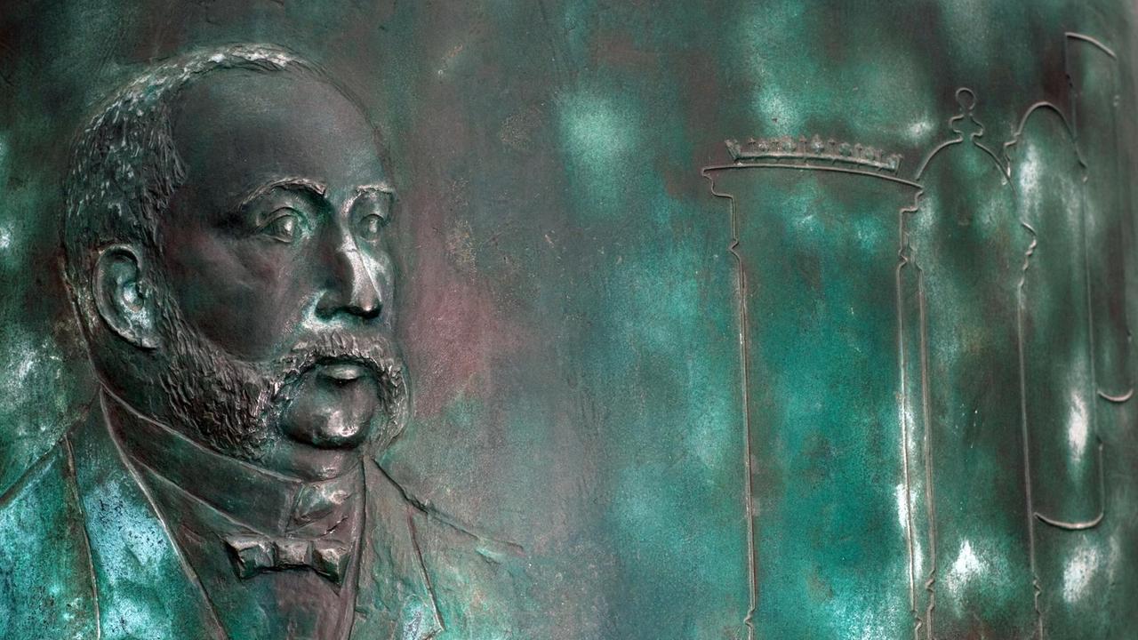 Ein Relief am Litfaß-Denkmal zeigt in Berlin den Erfinder der Litfaß-Säule, Ernst Amandus Litfaß.