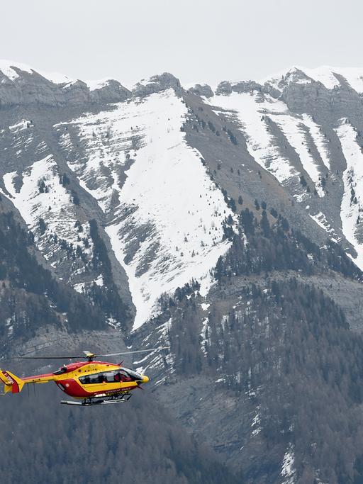 Ein Helikopter fliegt in der Region, in der die Germanwings-Maschine abstürzte.