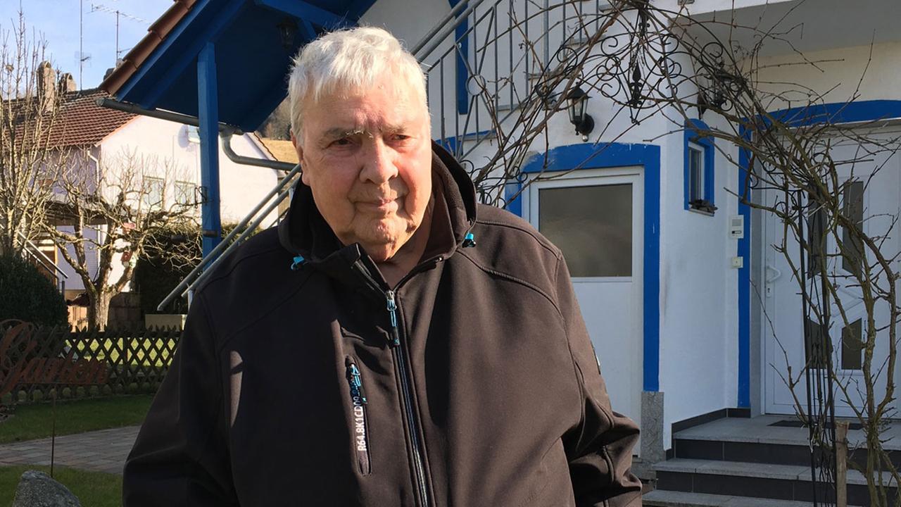 Der pensionierte Journalist Michael Westerholz vor seinem Haus in Deggendorf