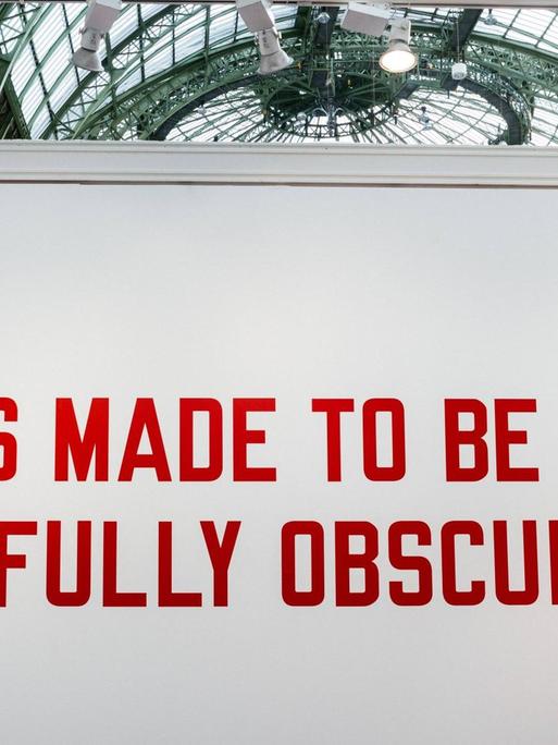 Eine Textarbeit von Lawrence Weiner auf der FIAC International Contemporary Art Fair in Paris 2019: "Things Made to Be Seen Forcefully Obscured"