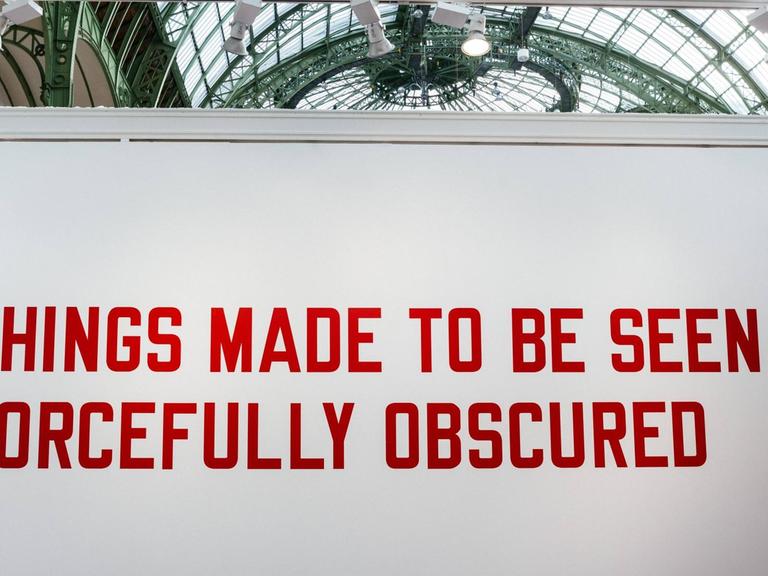 Eine Textarbeit von Lawrence Weiner auf der FIAC International Contemporary Art Fair in Paris 2019: "Things Made to Be Seen Forcefully Obscured"