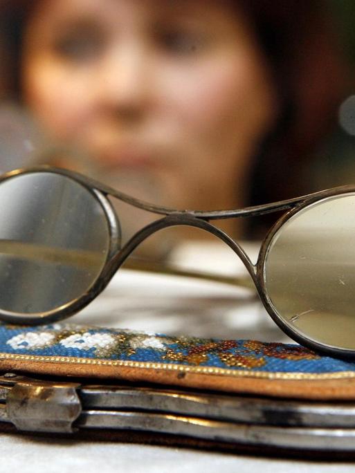 Nahaufnahme einer alten Brille im Optik Industrie Museum Rathenow.