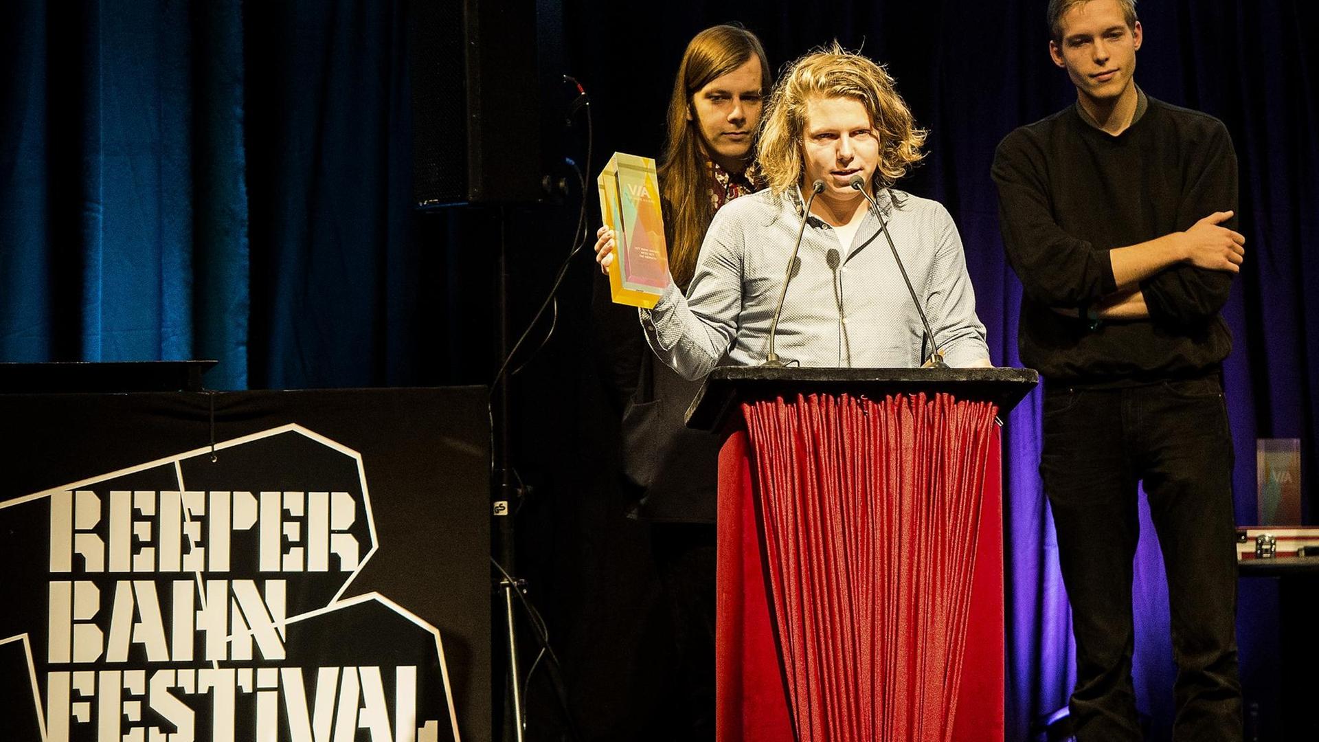 Die Band "Die Nerven" wird am 24.09.2015 in Hamburg beim VIA! VUT Indie-Award 2015 als bester Act ausgezeichnet (v.l. Kevin Kuhn, Julian Knoth, Max Rieger)