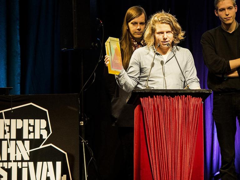 Die Band "Die Nerven" wird am 24.09.2015 in Hamburg beim VIA! VUT Indie-Award 2015 als bester Act ausgezeichnet (v.l. Kevin Kuhn, Julian Knoth, Max Rieger)