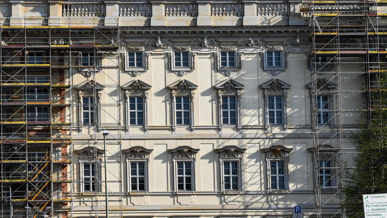 Die Fassade vom Humboldt Forum in Berlin-Mitte ist teilweise von einem Baugerüst verdeckt.