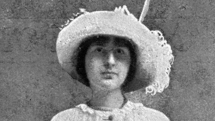 Schwarz-weiß-Aufnahme eine Frau mit Hut