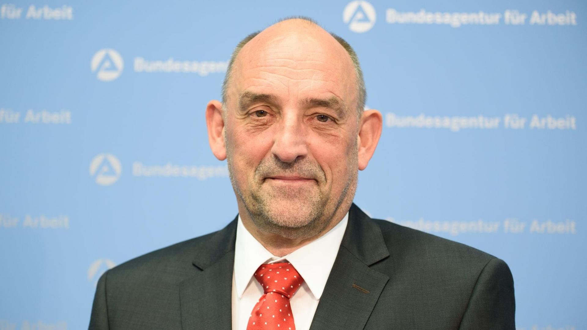 Der designierte Vorstandschef der Bundesagentur für Arbeit (BA), Detlef Scheele, blickt in Nürnberg am Rande einer Pressekonferenz in der Zentrale der Bundesagentur zum Fotografen.