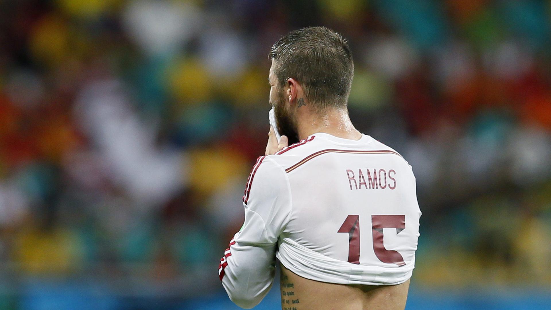 Der spanische Abwehrspieler Sergio Ramos schlägt die Hände vors Gesicht. Der spanische Abwehrspieler Sergio Ramos schlägt die Hände vors Gesicht.