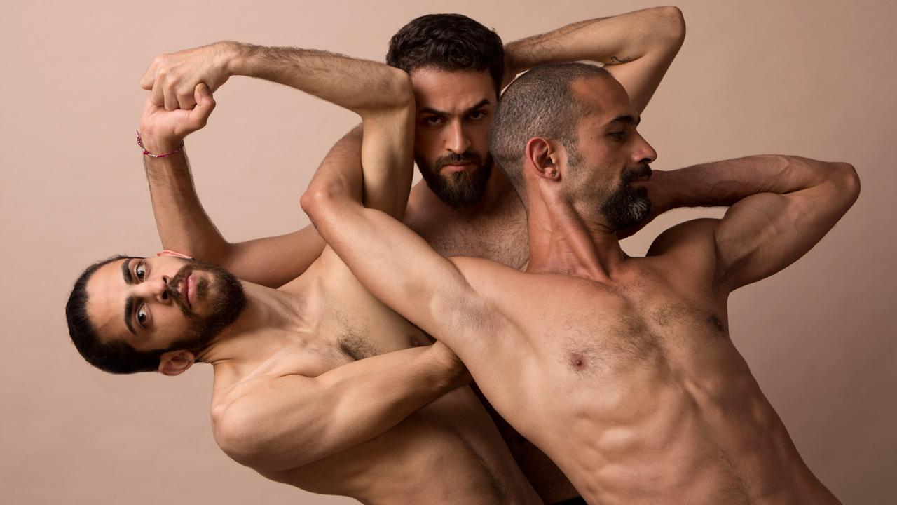 Die Tänzer Moufak Aldoabl (links), Medhat Aldaabal, Amr Karkout (rechts) in der Produktion "Come as you are #2017" von Nir de Volff / Total Brutal