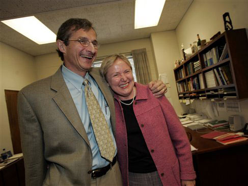 MIT-Professor Richard Schrock freut sich über die Auszeichnung mit dem Chemie-Nobelpreis 2005 gemeinsam mit seiner Frau Nancy. MIT-Professor Richard Schrock freut sich über die Auszeichnung mit dem Chemie-Nobelpreis 2005 gemeinsam mit seiner Frau Nancy.