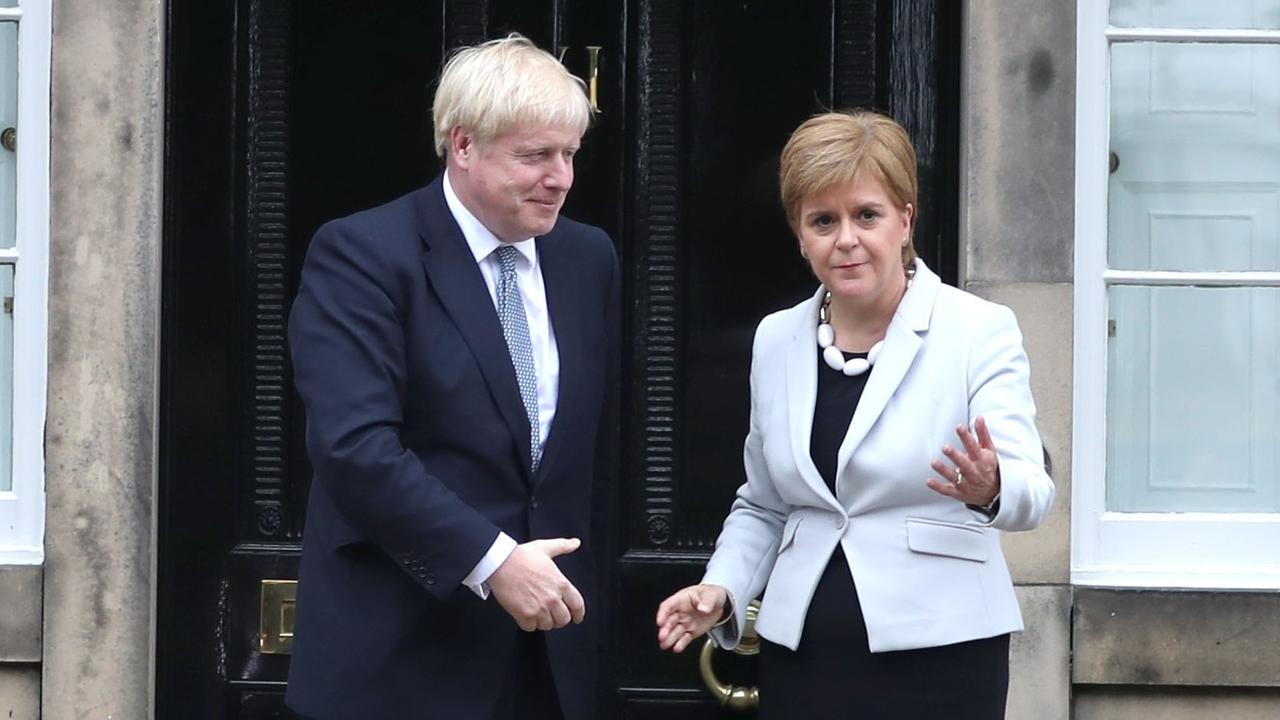 Die schottische Regierungschefin Nicola Sturgeon begrüßt den britischen Premierminister Boris Johnson in Edinburgh