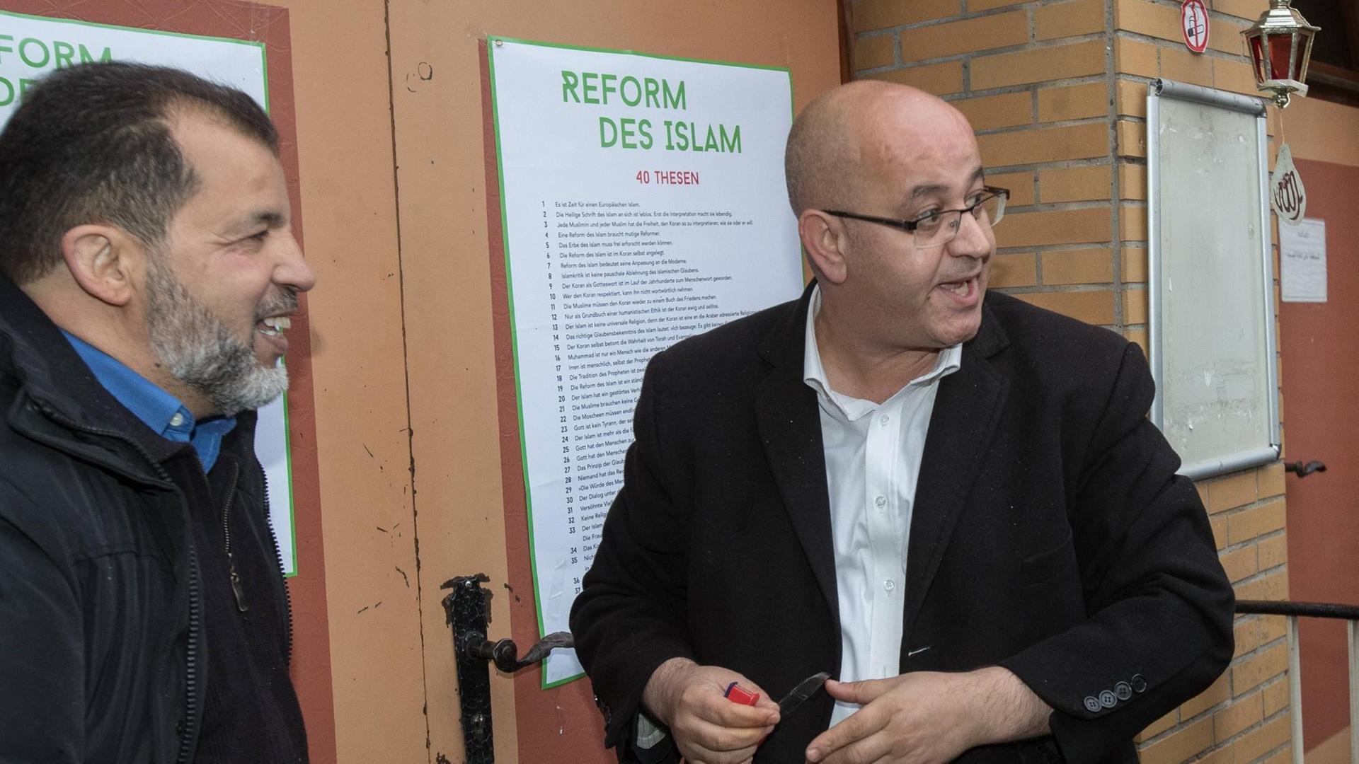 Der Islamwissenschafter Abdel-Hakim Ourghi (r) zusammen mit Imam Mohamed Taha-Sabri (l) bei seinem Thesenanschlag für eine Reform des Islam