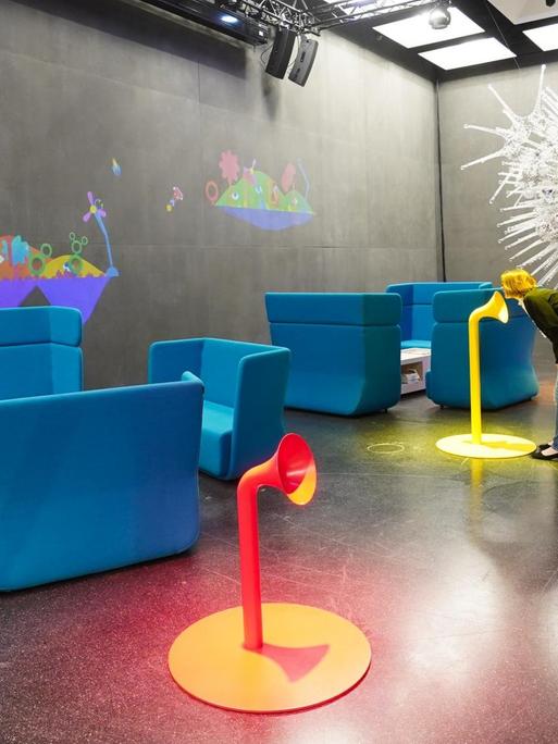 Blick in das Ausstellungs-, Veranstaltungs- und Experimentierforum Futurium zeigt farbenfrohe Möbel und Wandflächen, die zum Entdecken einladen.