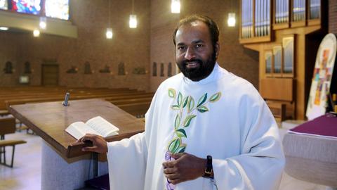 Pater Lucas Vallikattukuzhy in der Kirche seiner Gemeinde im emsländischen Heede (Niedersachsen). Pater Lucas stammt aus Indien und arbeitet seit 2001 als katholischer Priester in Deutschland.