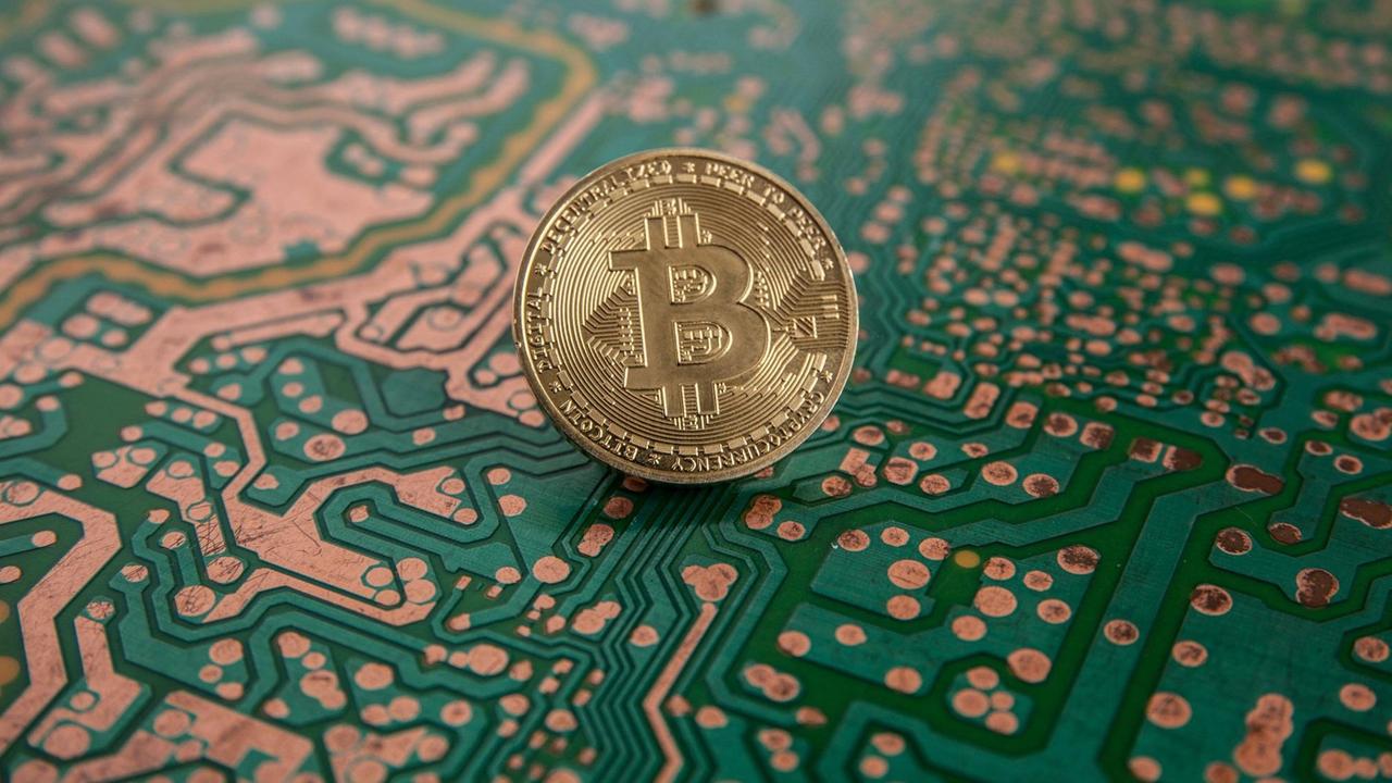 Bild eines Bitcoins auf einer Leiterplatte