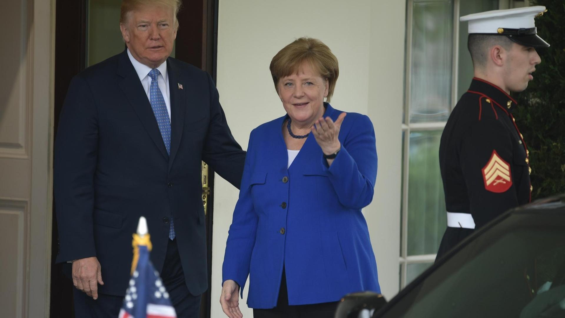 Das Bild zeigt US-Präsident Donald Trump und Bundes-Kanzlerin Angela Merkel bei ihrer Ankunft im Weißen Haus in Washington am 27.4.2018.