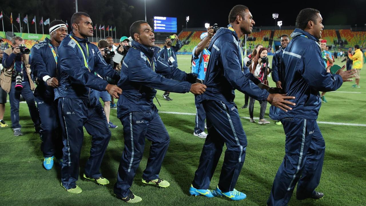 Fidschis Rugbyteam feiert den Goldmedaillengewinn. 