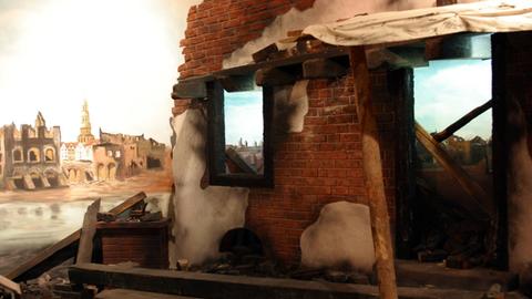 Kulisse eines abgebrannten Hauses in der Sonderausstellung "Es brannte an allen Ecken zugleich" im Museum für Hamburgische Geschichte.