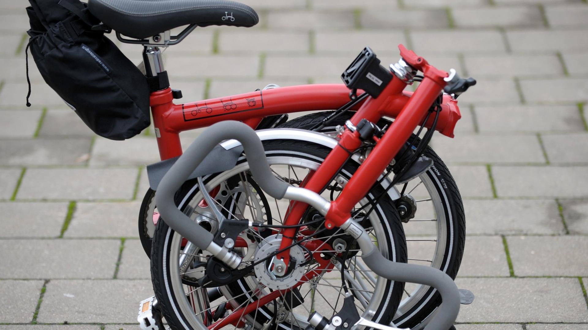 Ein zusammengeklapptes Faltrad (Hersteller: Brompton) auf der Fahrradmesse "abgefahren" in Leipzig.
