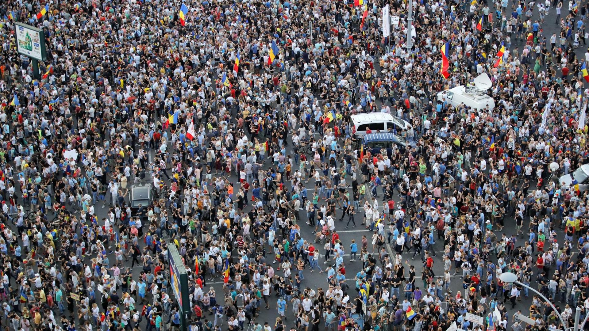 An die 100.000 Menschen demonstrieren am 10. August 2018 in rumänischen Hauptstadt Bukarest gegen die sozialdemokratische Regierung.