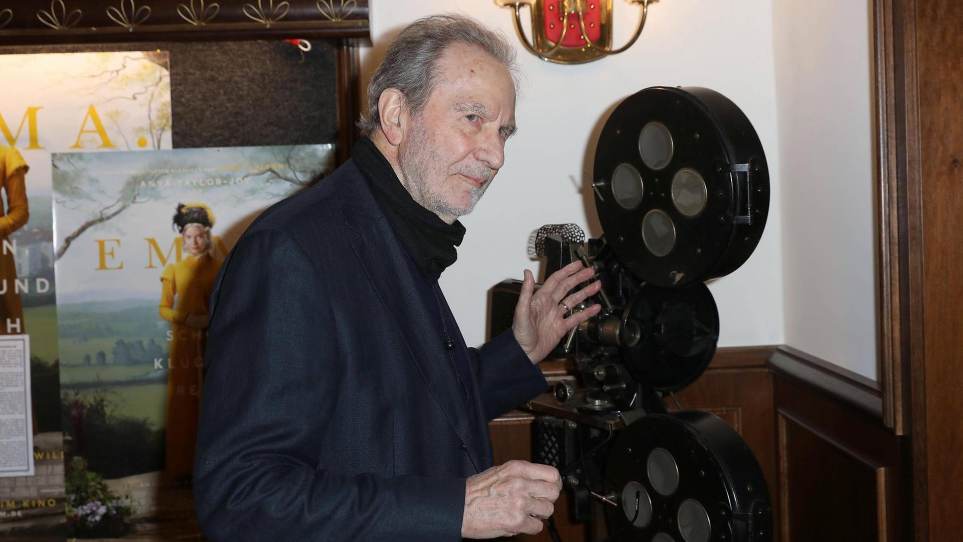 Edgar Reitz vor alten Filmrollen in einem Filmstudio
