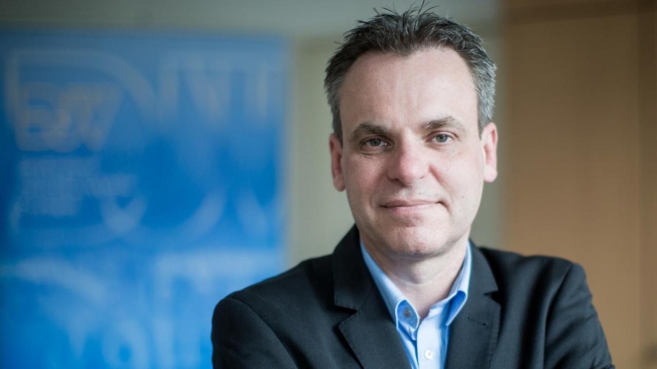 Das Bild zeigt Frank Überall, den Bundesvorsitzenden des DJV (Deutscher Journalisten-Verband).