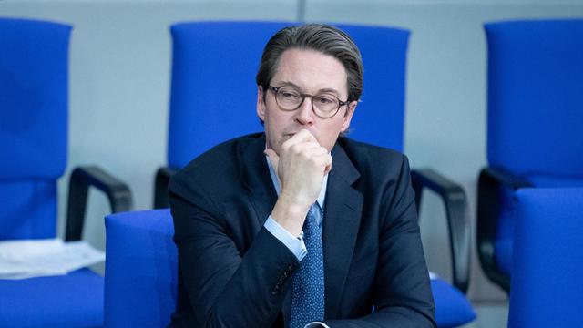 Andreas Scheuer sitzt im Bundestag. Um ihn herum sind leere Stühle. Das Bild ist aus dem Jahr 2020.
