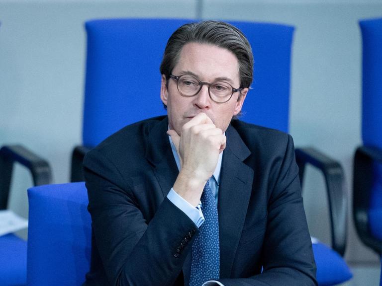 Andreas Scheuer (CSU), Bundesminister für Verkehr und digitale Infrastruktur, nimmt an der Sitzung des Bundestages während der Debatte zum Bundeshaushalt 2021 teil.