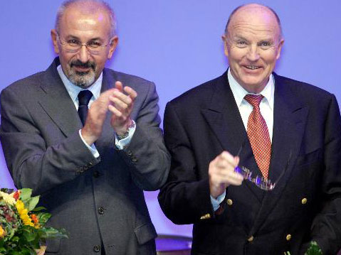 Der IG-Metall-Vorsitzender Jürgen Peters applaudiert seinem Vorgänger auf dem Gewerkschaftstag.