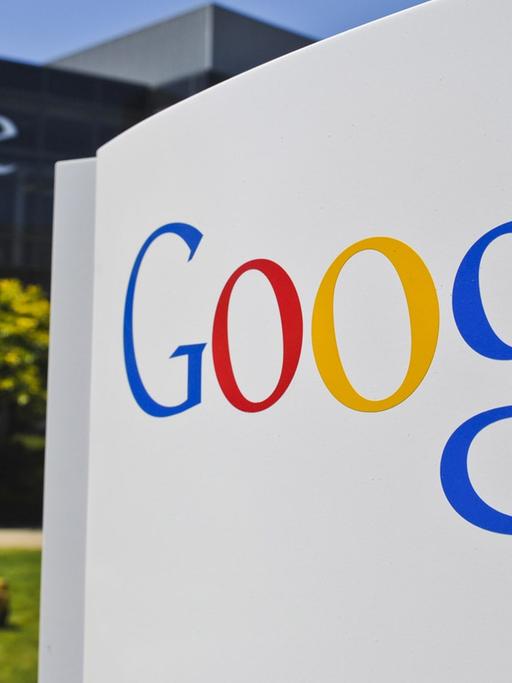 Das Logo von Google steht auf dem Firmen-Gebäude. 