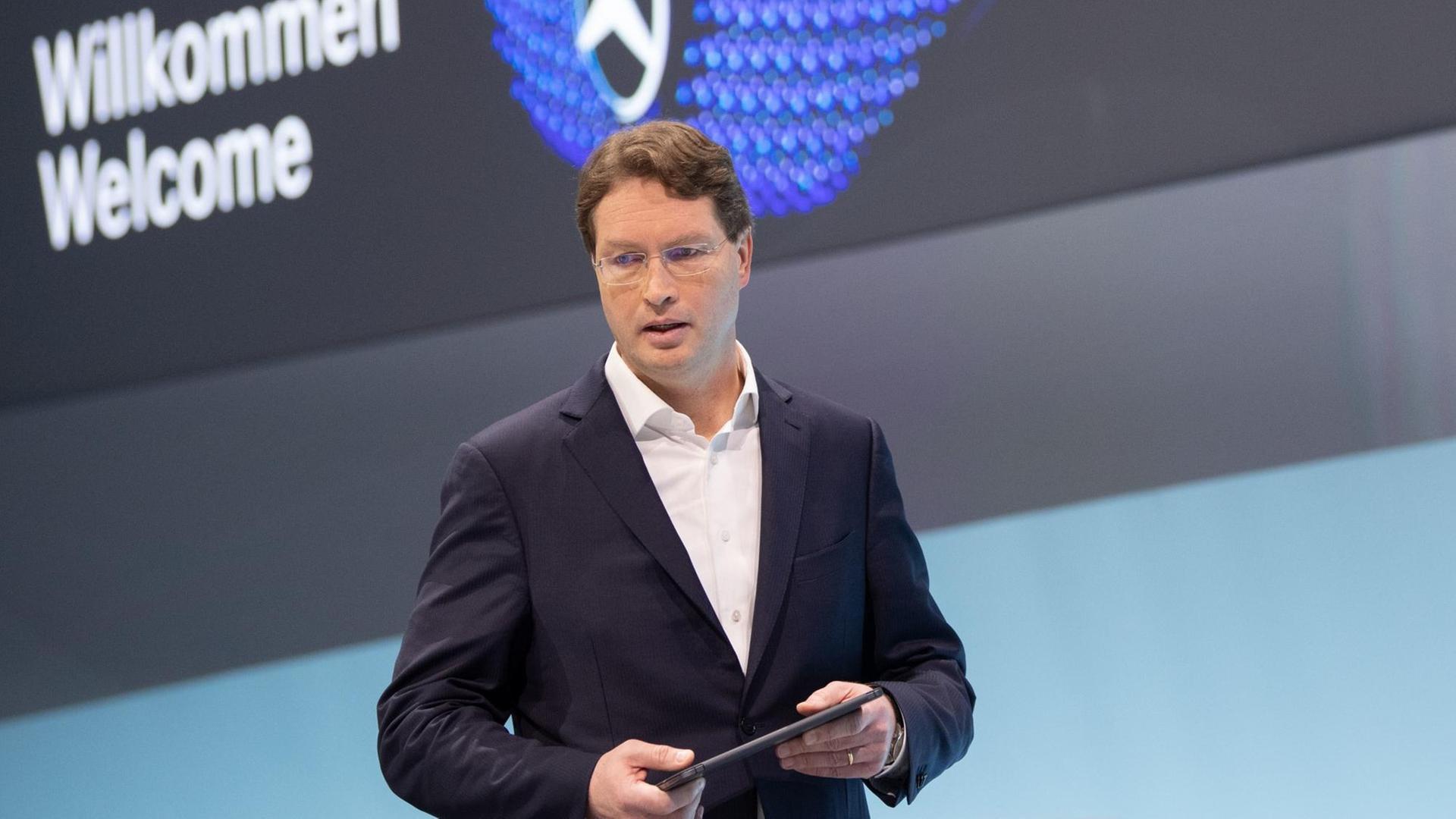 Ola Källenius, Vorstandsvorsitzender der Daimler AG, nimmt an der Bilanz-Pressekonferenz der Daimler AG teil