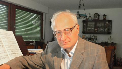 Der Präsident der deutschen Schostakowitsch-Gesellschaft, Krzysztof Meyer, aufgenommen 2010 in seiner Wohnung in Altenkirchen bei Köln.