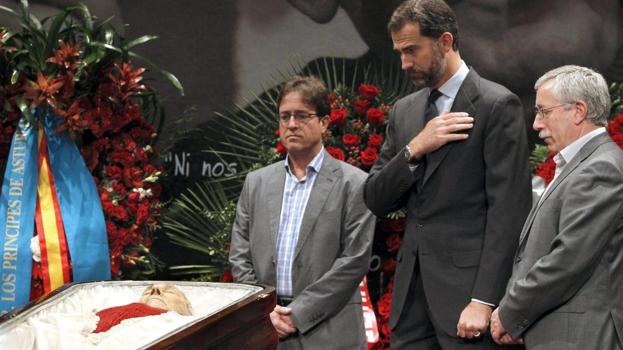 Dem spanischen Gewerkschafter Marcelino Camacho Ehre erweisen: der spanische Kronprinz Prinz Felipe am 29.10.2010