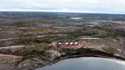 Luftbild eines Lagers von Minenarbeitern in Quebecs Nunavik-Region. Die baumlose Tundra-Landschaft im Norden Kanadas ist kaum erkundet.