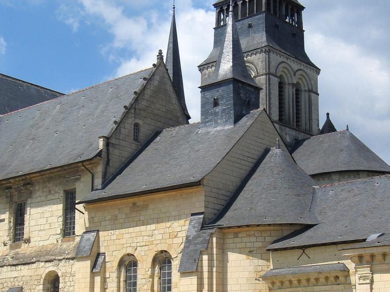 Die Aufnahme von 2004 zeigt die 1101 von Robert d'Arbrissel gegründete Abtei von Fontevraud nahe Chinon. Das romanische Kloster beherbergt die Grablegen von Heinrich II. von England, seiner Gattin Eleonore von Aquitanien und von dem gemeinsamen Sohn Richard Löwenherz.