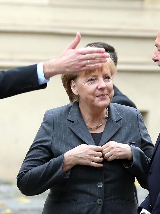 Bundeskanzlerin Angela Merkel (CDU,M) wird im Jahr 2012 vor dem Deutschen Historischen Museum in Berlin von Direktor Alexander Koch (l) und Kulturstaatsminister Bernd Neumann (r) begrüßt.
