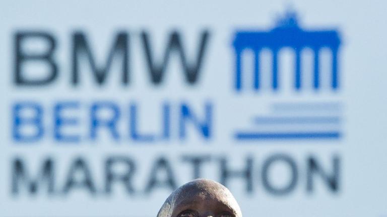 Der Gewinner des Berlin Marathon, Wilson Kipsang, jubelt am 29.09.2013 beim 40. Berlin-Marathon. Der Kenianer Kipsang ist Weltrekord gelaufen. Der 31-Jährige gewann den 42,195-Kilometer-Klassiker in inoffiziellen 2:03,23 Stunden und blieb deutlich unter d