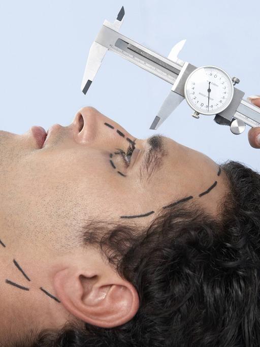 Die Nase eines Mannes vor einer Schönheitsoperation wird von einem Arzt vermessen
