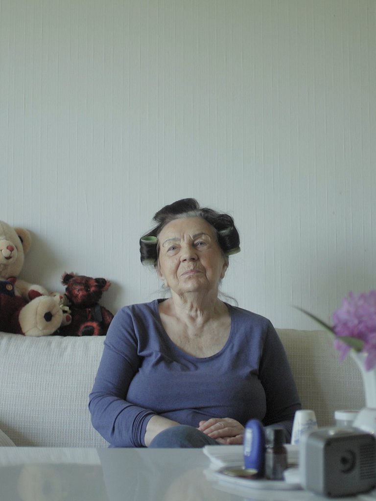 Porträt von Christel auf dem Sofa sitzend mit Lockenwicklern in den Haaren Porträt von Christel auf dem Sofa sitzend mit Lockenwicklern in den Haaren