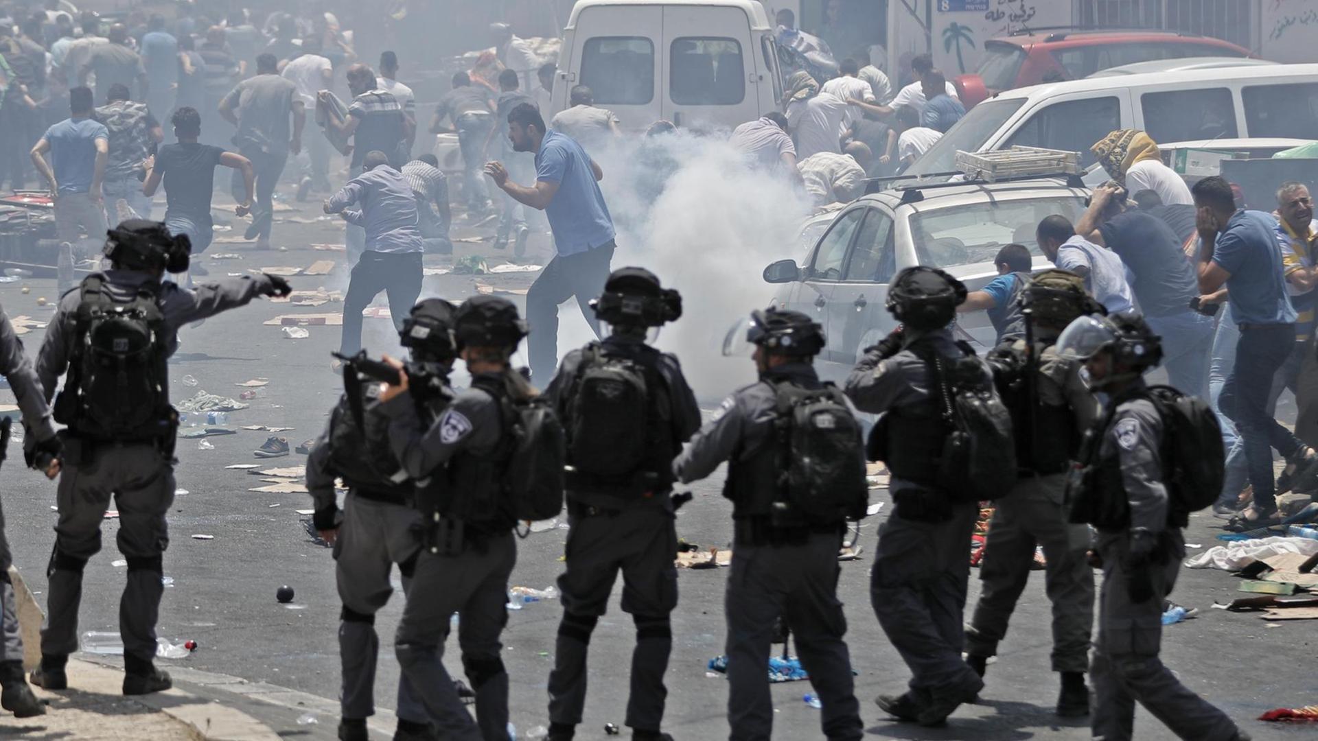 In der Altstadt von Jerusalem kam es nach den Zugangsbeschränkungen zum Tempelberg zu Auseinandersetzungen zwischen der israelischen Polizei und palästinensichen Gläubigen