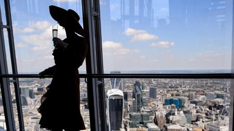 Eine Teilnehmerin an der Chap Olympiad posiert im the Shard Building in London.