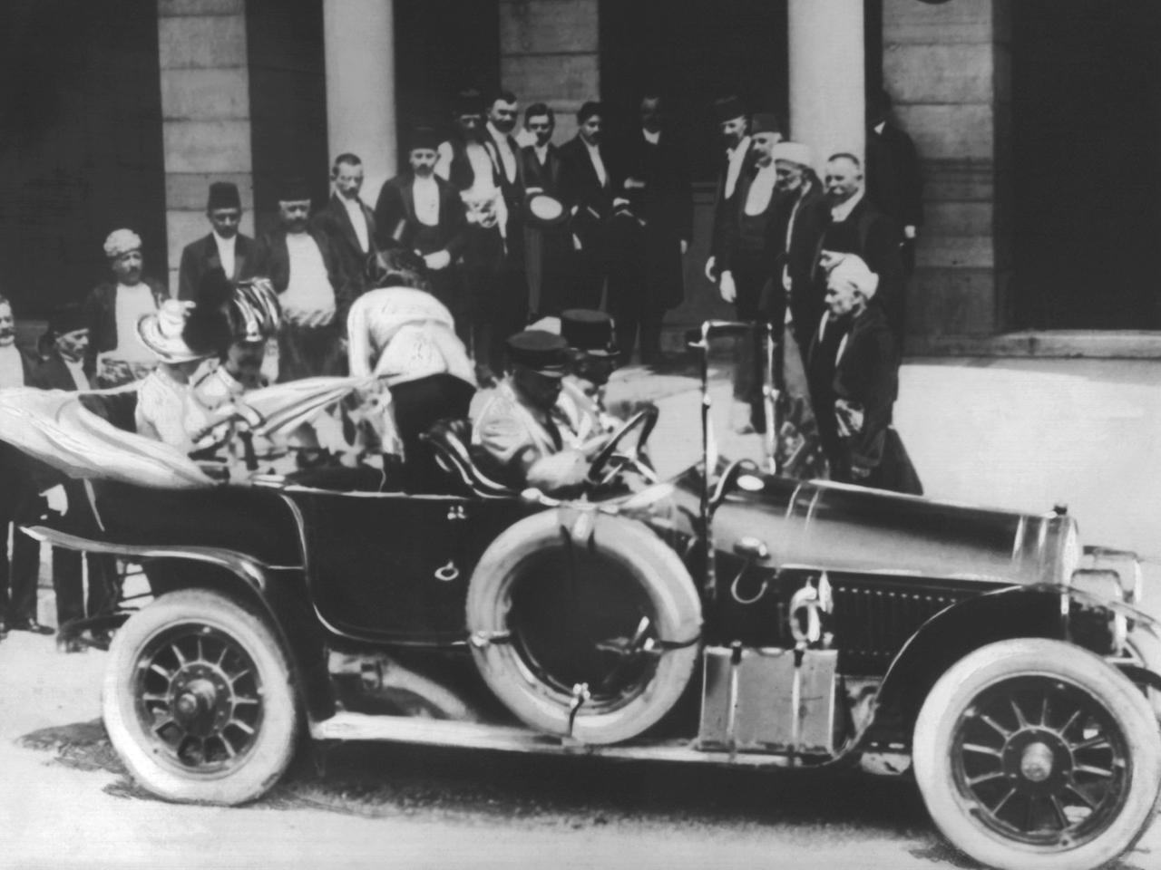 Das österreichische Thronfolgerpaar wenige Augenblicke vor dem tödlichen Attentat im offenen Wagen. Thronfolger Franz Ferdinand und seine Gattin Sophie wurden während eines Besuchs in Sarajevo erschossen.