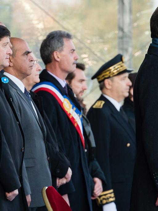 Frankreichs Präsident François Hollande (rechts) bei der Gedenkzeremonie in Notre-Dame-de-Lorette. Links Bundesverteidigungsministerin Ursula von der Leyen.