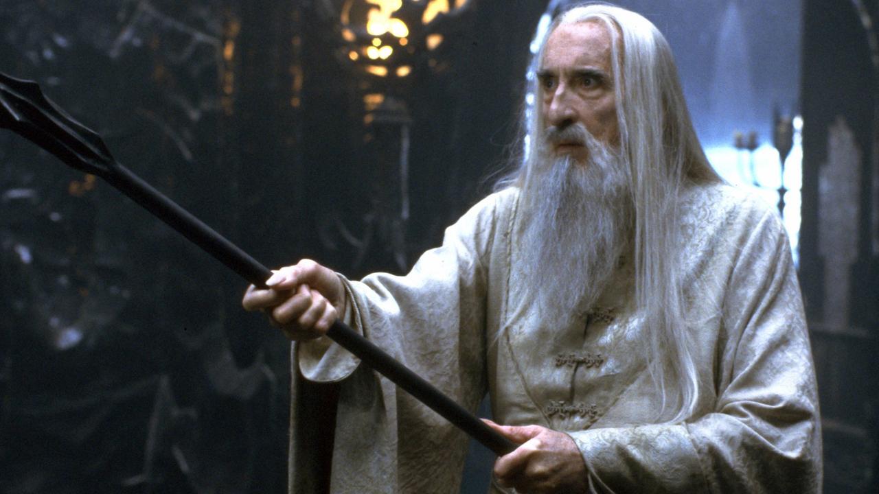 Der britische Schauspieler Christopher Lee verkörperte in dem 2001 veröffentlichten Fantasy-Kinoabenteuer "Der Herr der Ringe - Die Gefährten" den finsteren Zauberer Saruman (Szenenfoto).