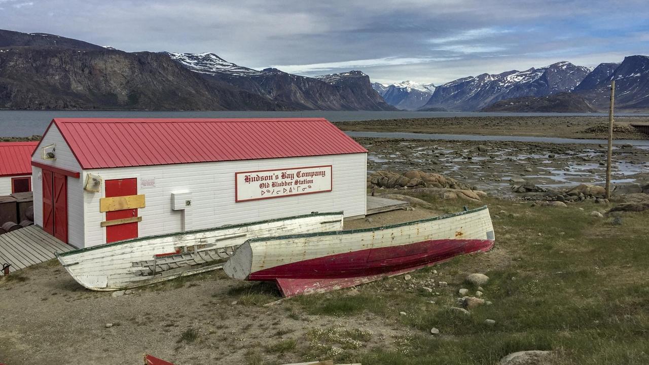 Historisches Gebäude der Hudson’s Bay Company am Fjord von Pangnirtung.