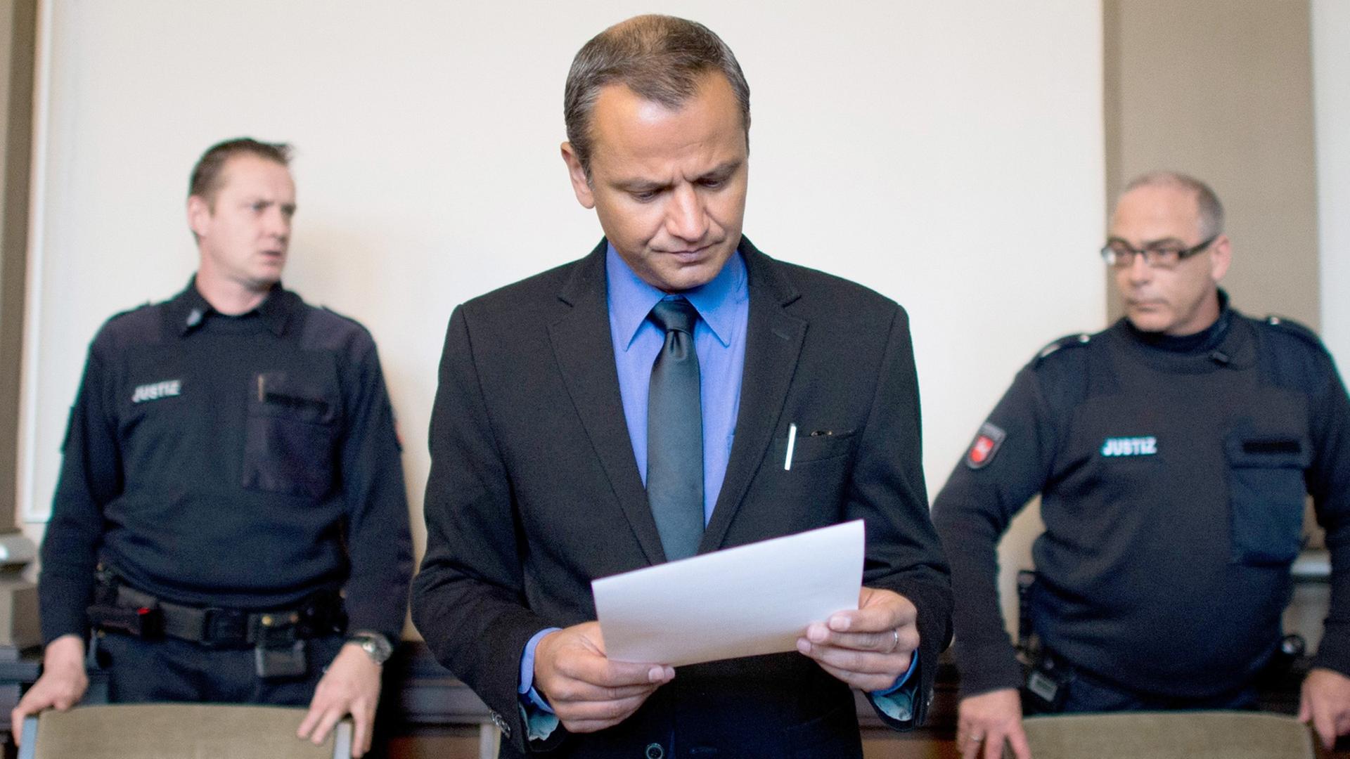 Edathy vor dem Land-Gericht in der Stadt Verden. Edathy vor dem Land-Gericht in der Stadt Verden.