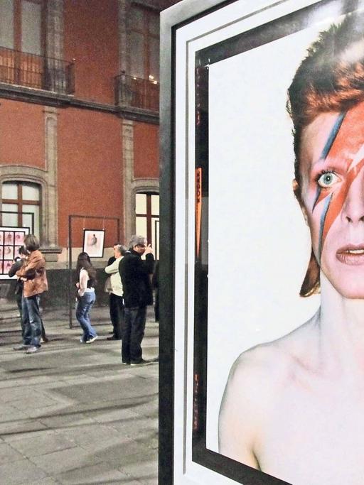 David Bowie mit dem berühmten Blitz aus dem Album "Aladdin Sane" von 1973, zu sehen auf einer Ausstellung in Mexiko-Stadt im Jahr 2016.
