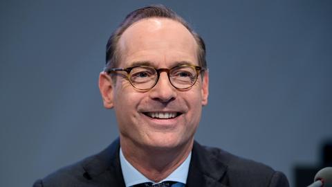 09.05.2018, Bayern; München: Oliver Bäte, Vorstandsvorsitzender des Versicherungskonzerns Allianz SE, sitzt vor Beginn der Hauptversammlung des Versicherungskonzerns auf dem Podium. Foto: Sven Hoppe/dpa | Verwendung weltweit
